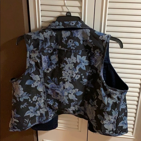 Sleeveless Reversible Floral Jean Jacket - Picture 2 of 4